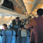 Varios pasajeros se acomodan en un avión del puente aéreo.-jon barandica