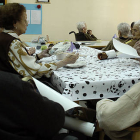 Un grupo de ancianos realizando diferentes actividades en una residencia de la Tercera Edad. / ÁLVARO MARTÍNEZ-