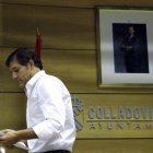 El alcalde de Collado Villalba, Agustín Juárez, en el anuncio de su dimisión.-Foto: EFE