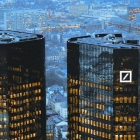 El cuartel general del Deutsche Bank, en Fráncfort, fotografiado al anochecer.-REUTERS / KAI PFAFFENBACH