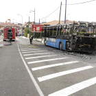 Un autobús interurbano arde en la calle La Serna de León.-ICAL
