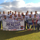 Los jugadores del Uxama recordaron a su compañero Heredia en los prolegómenos del partido.-Miguel Cámara
