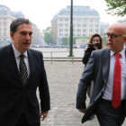 Los abogados de Puigdemont Jaume Alonso-Cuevillas y Gonzalo Boye.-N. SEGURA