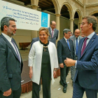Rosa Valdeón conversa con Alberto Núñez Feijóo y Giorgio Cerina, de La Rioja, en el encuentro interterritorial.-ICAL