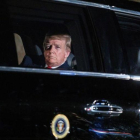El presidente estadounidense Donald Trump sale de la Casa Blanca rumbo al Capitolio.-JIM LO SCALZO (EFE)