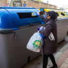 Depositando residuos en un contenedor de la capital - MARIO TEJEDOR