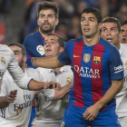 Seis jugadores del Madrid y los barcelonistas Suárez y Piqué, en el último clásico del Camp Nou.-FERRAN SENDRA