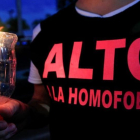 Un activista por los derechos de los homosexuales sostiene una vela encendida en recuerdo de las víctimas de Orlando.-REUTERS / OSWALDO RIVAS