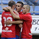 Nano y Ripa abrazan a Julio Álvarez, autor del tanto de la victoria ante el Girona. / ÚRSULA SIERRA-