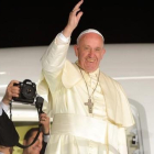 El Papa, antes de subir al avión, durante su despedida en el último día de su visita a México, en Ciudad Juárez, este jueves.-EFE