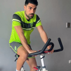 Borja López entrenando en en la bicicleta estática. CD NUMANCIA