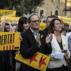 Quim Torra y Elisenda Paluzie, el pasado mayo, en una concentración en la plaza de la Catedral de Barcelona, para pedir la libertad de los políticos presos.-/ CARLOS MONTANYES