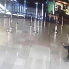 Imagen de las cámaras de seguridad del aeropuerto de Orly (París) donde se muestra al hombre abatido en el suelo de la terminal, el 18 de marzo.-