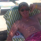 Anquela tumbado en una tumbona, disfrutando de la playa de Benalmádena. -