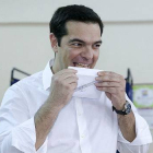 Alexis Tsipras ha madrugado para votar en el referéndum de Grecia.-Foto: REUTERS