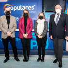 El presidente del PP, Benito Serrano, junto a los candidatos Rocío Lucas, Elia Jiménez y Pedro Antonio Heras. G. MONTESEGURO