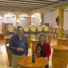 Alfonso Garcés brinda con Yolanda Peña en al sala de barricas. Abajo, cinco delos vinos que elabora Covitoro.-M.D.