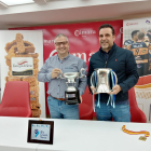 Alfredo Cabrerizo y Alberto Toribio, ayer, con los trofeos de campeón de Copa y subcampeón de la Superliga. HDS