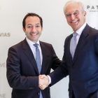 Jean-Baptiste Wautier (izquierda), socio director del fondo BC Partners, y Alberto Palatchi, fundador de Pronovias.-