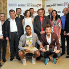 Foto de familia con los premiados y patrocinadores de los Premios Aúpa Numancia. / Valentín Guisande-