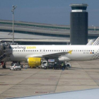 Imagen de archivo de un avión de la compañía Vueling, en el aeropuerto del Prat de Llobregat.-JOSEP GARCIA