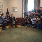 El aspirante del PP a la reelección, Mariano Rajoy, con el líder del PSOE, Pedro Sánchez, en el Congreso, el 13 de julio.-DAVID CASTRO