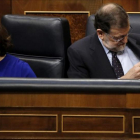 Soraya Sáenz de Santamaría y Mariano Rajoy, este miércoles en el Congreso.-JOSÉ LUIS ROCA