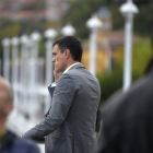 Pedro Sánchez habla por teléfono, esta mañana, durante su visita a Portugalete.-REUTERS