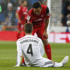Bacca se interesa por el estado de Sergio Ramos, lesionado para dos meses en el duelo ante el Sevilla.-Foto: EFE / KIKO HUESCA