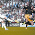 Cristiano empalma el derechazo que supuso su segundo gol del Real Madrid ante el Atlético, en las semifinales de la Champions.-JOSÉ LUIS ROCA