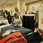 Varias personas observan el género en un comercio textil en Soria durante la mañana de ayer.-VALENTÍN GUISANDE