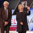 Bernie Sanders y Hillary Clinton posan juntos antes del inicio del debate, este miércoles en Kendall (Florida).-REUTERS / JAVIER GALEANO