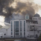 Los bomberos luchan contra el fuego y el humo en la mezquita de Baitul Futuh, este sábado.-AFP / JACK TAYLOR