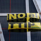 Protesta de activistas de Greenpeace Madrid en las torres KIO contra el tratado TTIP-ANDREA COMAS