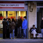 Un grupo de parados hacen cola en una oficina del Inem de Madrid.-JOSÉ LUIS ROCA