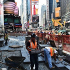 Empleados trabajan en obras de una acera y carretera en Times Square (New York).-AFP PHOTO/JEWEL SAMAD/FILES