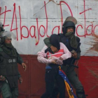 Guardias bolivarianos detienen a un manifestante durante una protesta en Caracas.-/ REUTERS / CARLOS GARCÍA RAWLINS