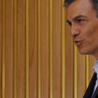 Pedro Sánchez, durante una reunión con colectivos de diversidad, el miércoles en Madrid.-JOSÉ LUIS ROCA