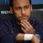 Neymar, en el banquillo del Paris Saint-Germain.-ANNE-CHRISTINE POUJOULAT (AFP)