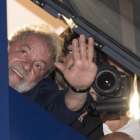 Lula saluda a sus seguidores desde el sindicato donde continúa atrincherado.-SEBASTI O MOREIRA