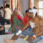 Heridos por el derrumbe de un muro y un cobertizo anexo a un edificio durante la celebración de una boda en Bharatpur reciben tratamiento médico en un hospital.-EFE