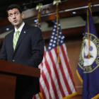 El portavoz de la Cámara de Representantes, el republicano Paul Ryan, atiende a la prensa tras la aprobación del proyecto de ley sobre los refugiados.-AFP / CHIP SOMODEVILLA