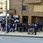 Decenas de personas ayer, en la avenida Duques de Soria para recoger alimentos que entrega Cruz Roja. / VALENTÍN GUISANDE-
