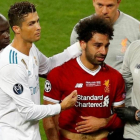 Salah abandona el campo-PHIL NOBLE (REUTERS)