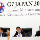 El ministro de Finanzas de Japón, Taro Aso, en el centro, con el gobernador del Banco de Japón, Haruhiko Kuroda, a la derecha en la rueda de prensa de este sábado en Sendai.-KYODO / REUTERS