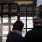 Una pareja mira los anuncios de una inmobiliaria en Valladolid-Ical