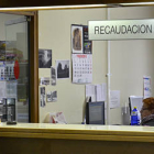 Una empleada municipal del servicio de Recaudación. / VALENTÍN GUISANDE-