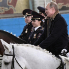 El presidente de Rusia, Vladímir Putin, sobre un caballo junto a agentes de policía de la unidad montada de Moscú, el 7 de marzo del 2019.-REUTERS