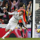 Sergio Ramos corre eufórico tras marcar el segundo gol del Madrid ante la Real en el Santiago Bernabéu.-Foto: EFE / JUAN CARLOS HIDALGO