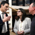 El líder del PSOE, Pedro Sánchez, conversa con Mónica Oltra y Joan Baldoví, dirigentes de Compromís, en el Congreso.-JUAN MANUEL PRATS